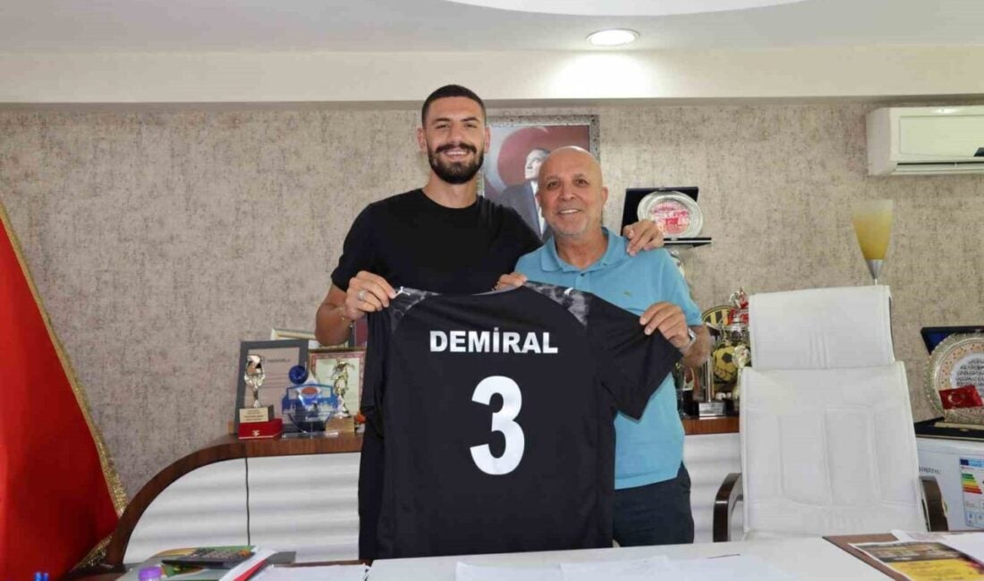 Merih Demiral, 2018-2019 sezonunda kiralık olarak oynadığı Alanyaspor'u ziyaret etti.
