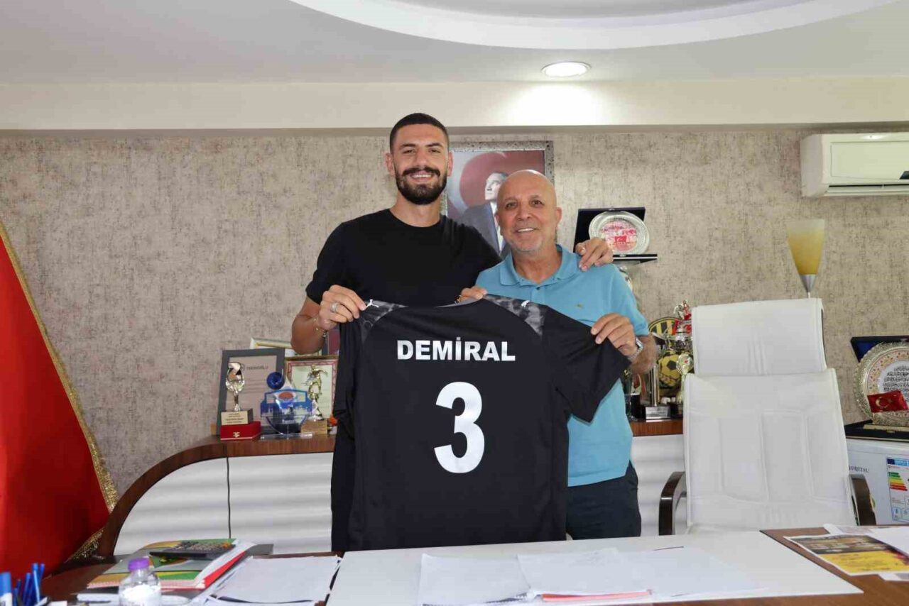 Merih Demiral, 2018-2019 sezonunda kiralık olarak oynadığı Alanyaspor'u ziyaret etti.