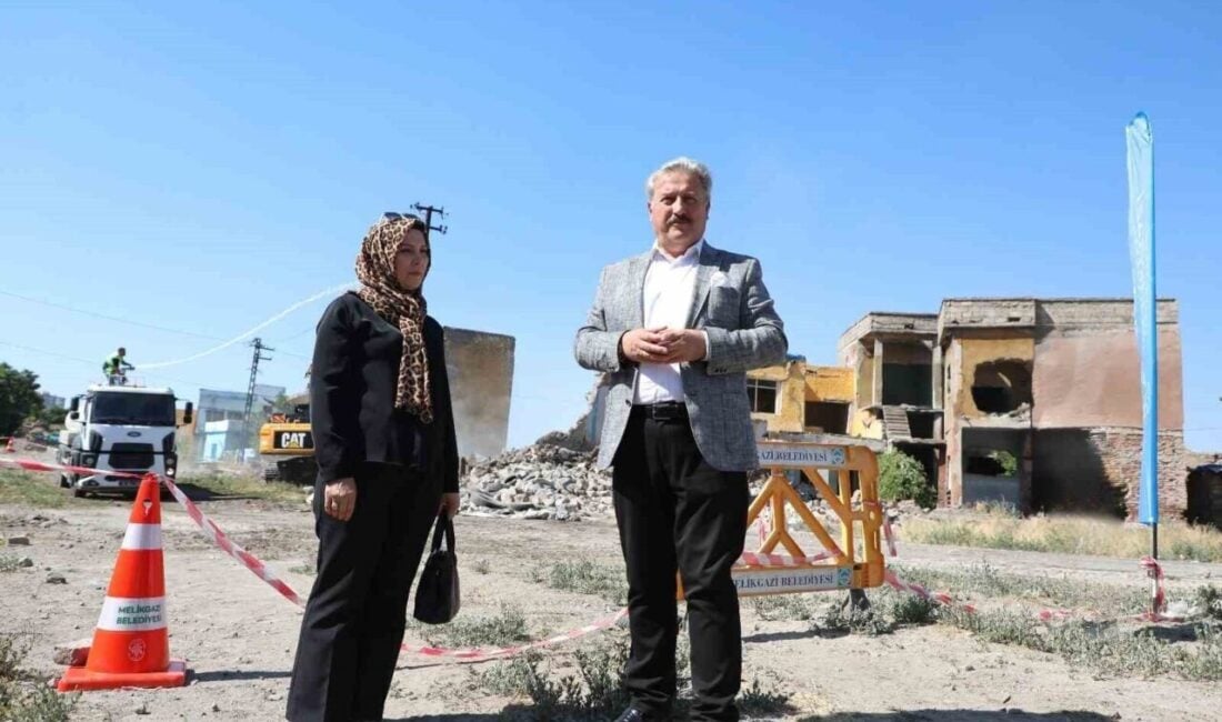 Melikgazi Belediyesi, Tacettinveli Mahallesi'nde beş metruk yapıyı yıkarak güvenliği sağladı.