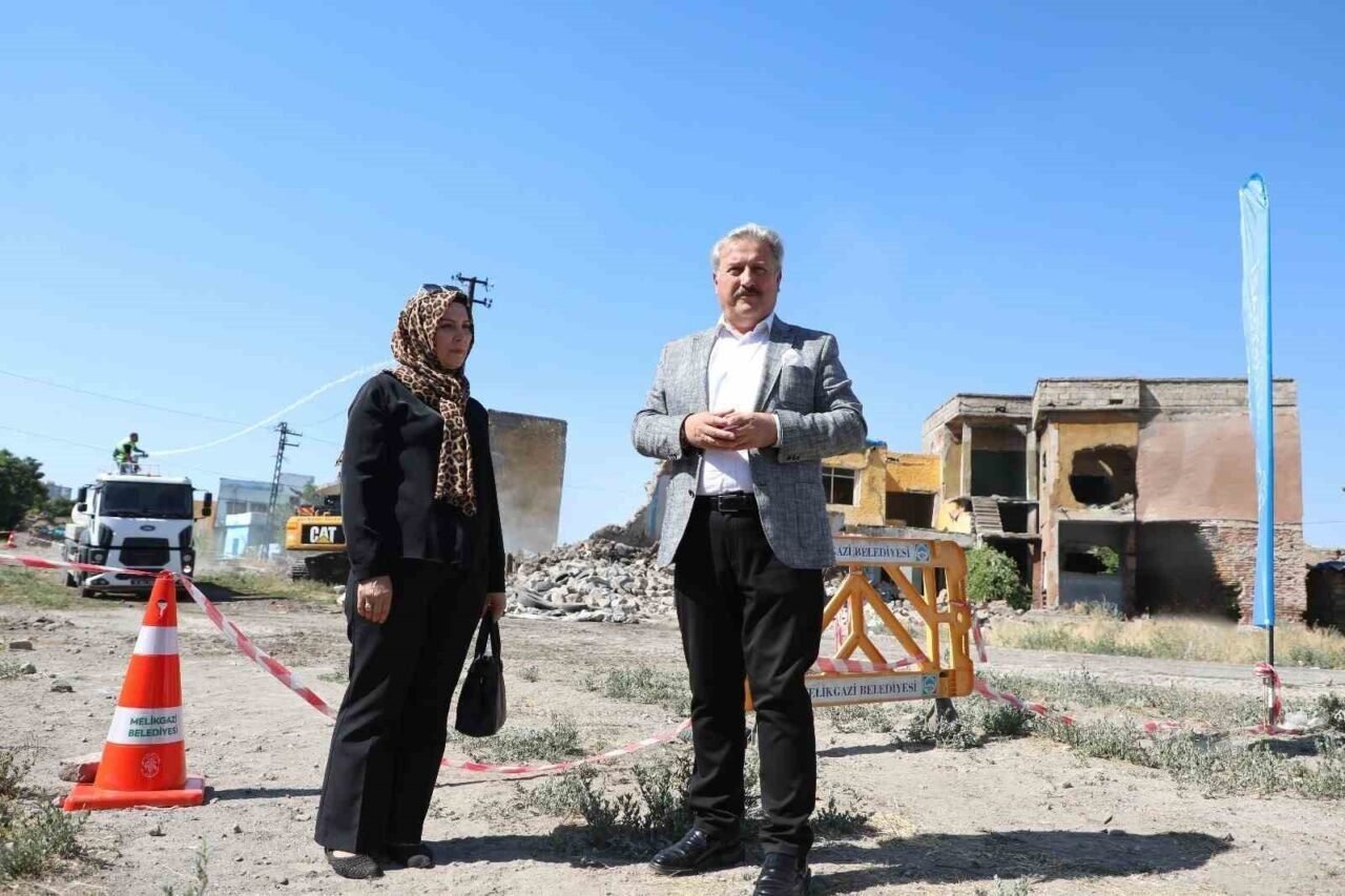 Melikgazi Belediyesi, Tacettinveli Mahallesi'nde beş metruk yapıyı yıkarak güvenliği sağladı.