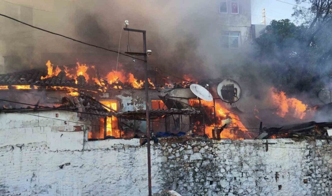 Muğla'nın Menteşe ilçesindeki Karamehmet Mahallesi'nde bir evde çıkan yangına itfaiye