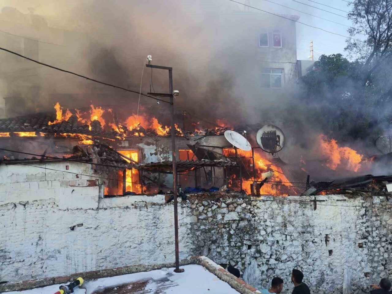 Muğla'nın Menteşe ilçesindeki Karamehmet Mahallesi'nde bir evde çıkan yangına itfaiye