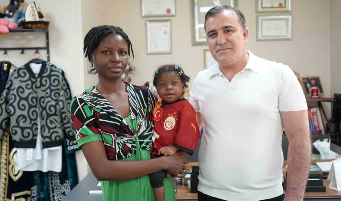 Nijeryalı Mercy Adesuwe Etemini, doğuştan böbrek yetmezliği nedeniyle Antalya'da annesinden