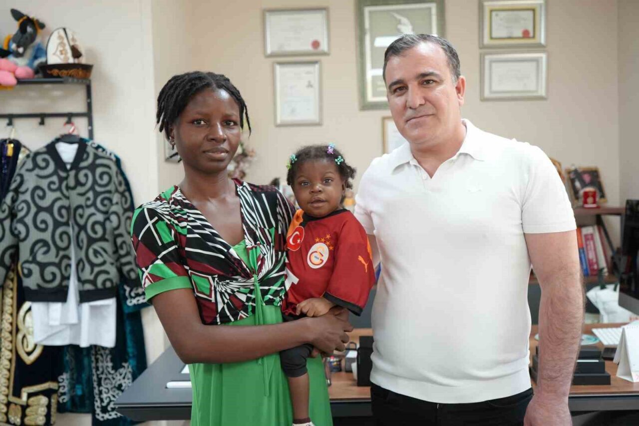Nijeryalı Mercy Adesuwe Etemini, doğuştan böbrek yetmezliği nedeniyle Antalya'da annesinden