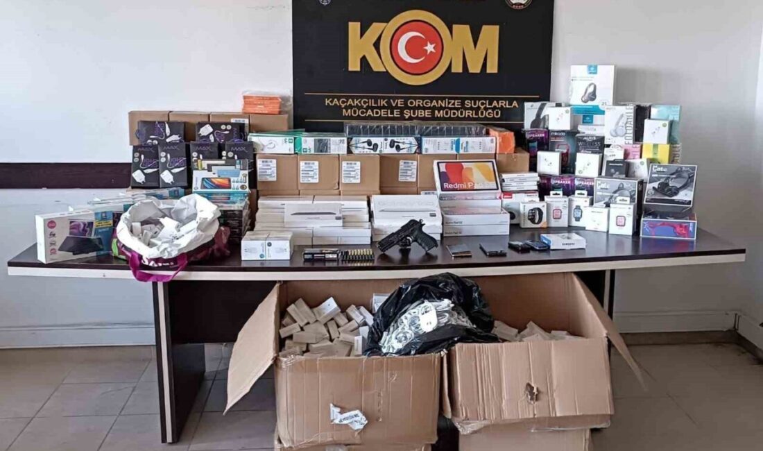 Mersin'de gümrük kaçağı cep telefonu ticareti yapan 12 kişinin yakalandığı