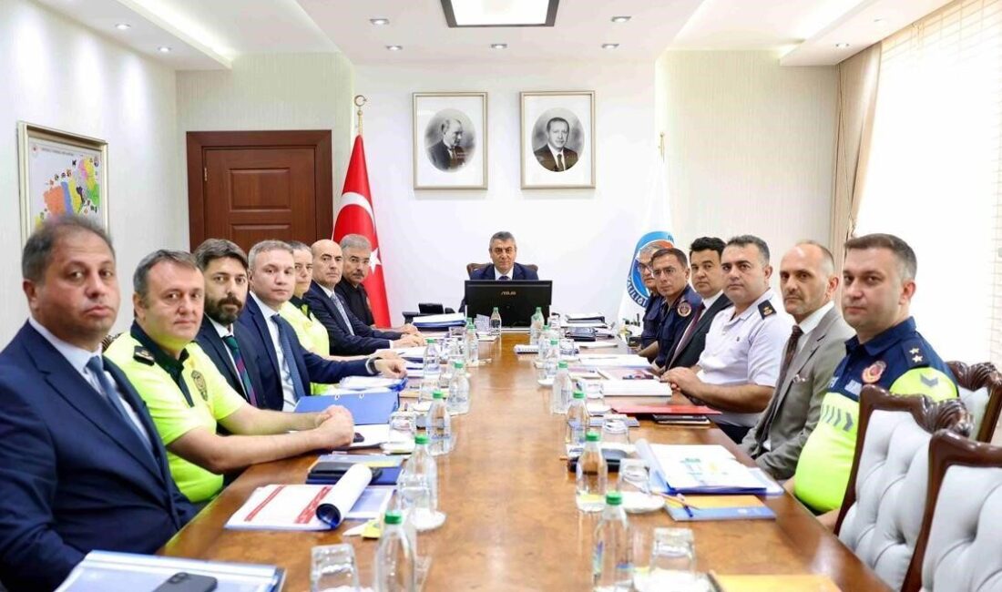 Mersin Valisi Atilla Toros'un liderliğinde gerçekleştirilen Asayiş Değerlendirme Toplantısı'nda, güvenlik