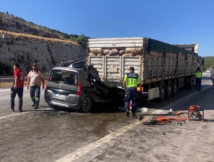 Mersin'in Tarsus ilçesinde meydana gelen trafik kazasında 5 kişi yaşamını