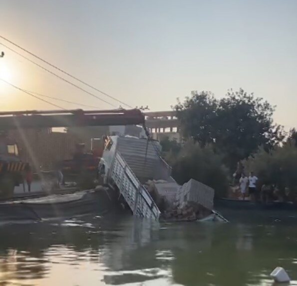 Mersin'in Erdemli ilçesinde freninin patlaması sonucu yokuş aşağı giden bir