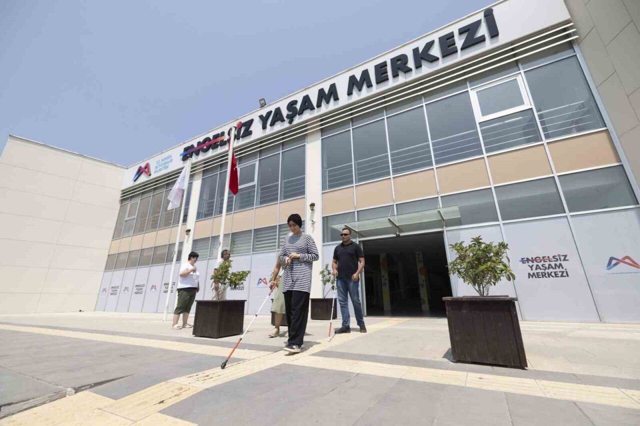 Mersin Büyükşehir Belediyesi'nin Engelsiz Yaşam Merkezi, görme engellilere bağımsız hareket