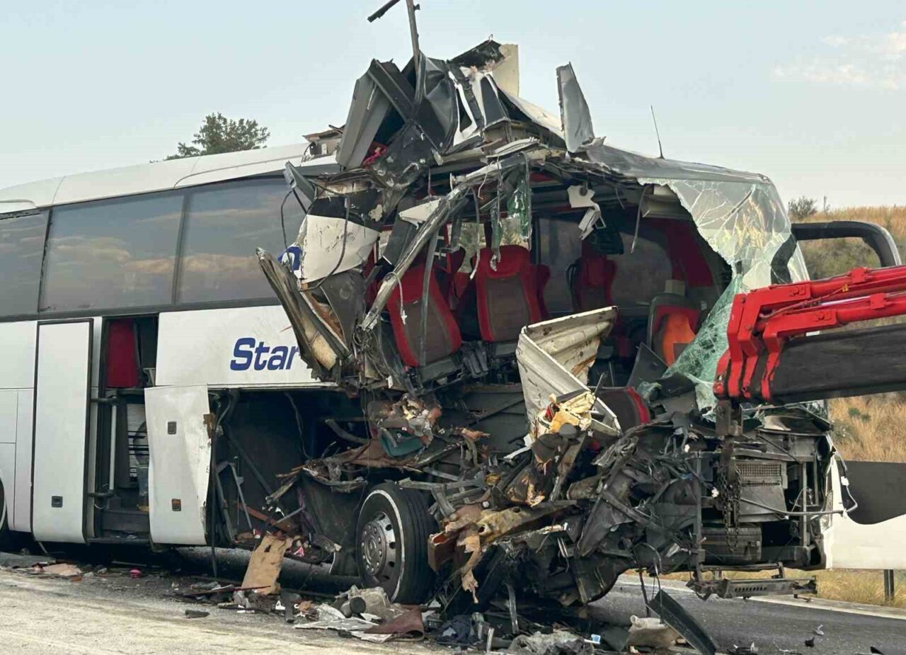 Mersin'in Tarsus ilçesinde bir otobüs ve tırın çarpışması sonucunda 9