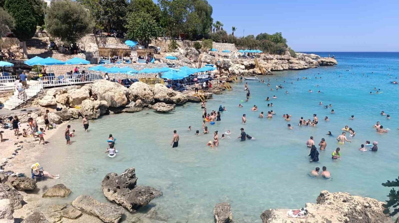 Mersin'de sıcak hava etkisi sürerken, Silifke ilçesindeki plajlar tatilcilerle dolup