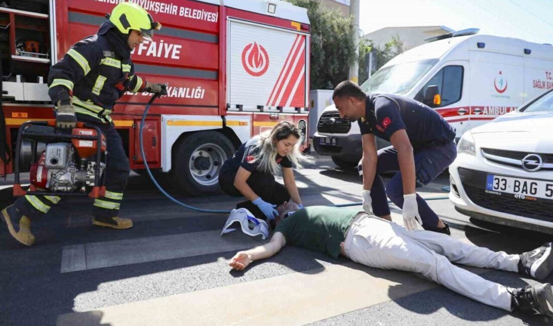 Mersin’de gerçekleştirilen 'Bir Kural, Bir Ömür' tatbikatı, trafik güvenliğine dikkat