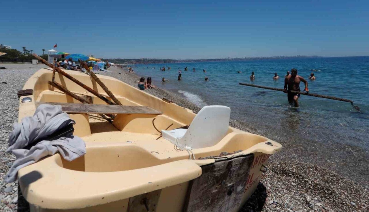 Antalya'nın Konyaaltı Sahili'nde deniz altından metal atıkları çıkaran Erhan Uludağ,