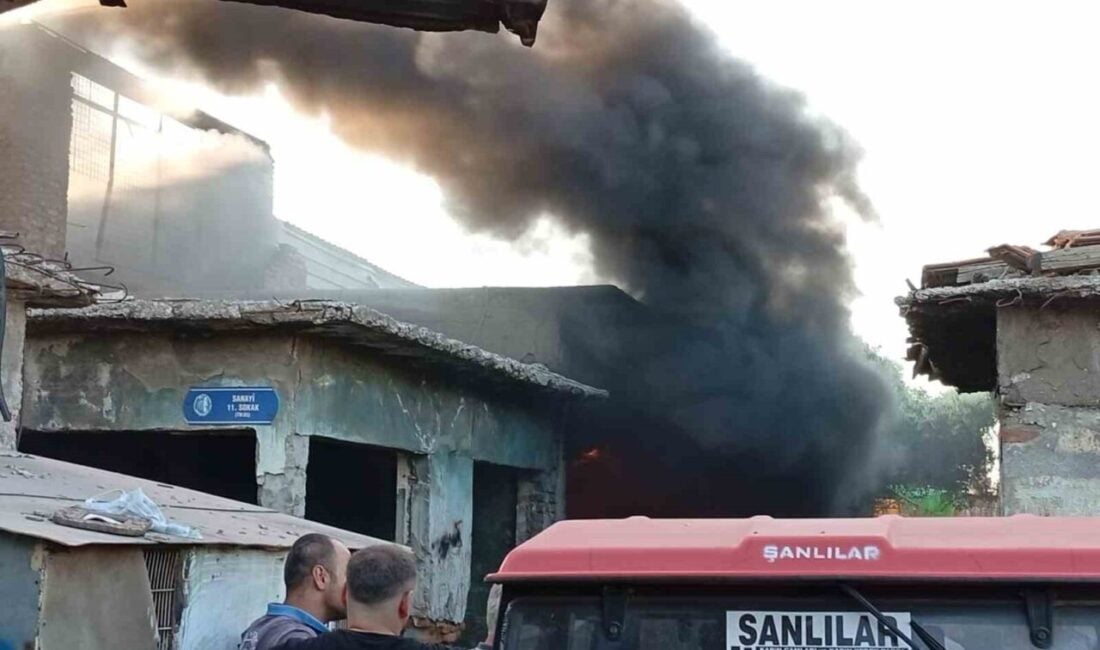Çorum'un Gülalibey Mahallesi'ndeki metruk bir iş yerinde atık malzemelerin alev