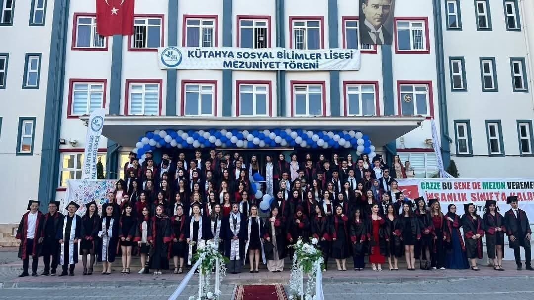 Kütahya Sosyal Bilimler Lisesi’nin 2025 mezuniyet töreninde, öğrenciler "Gazze Bu