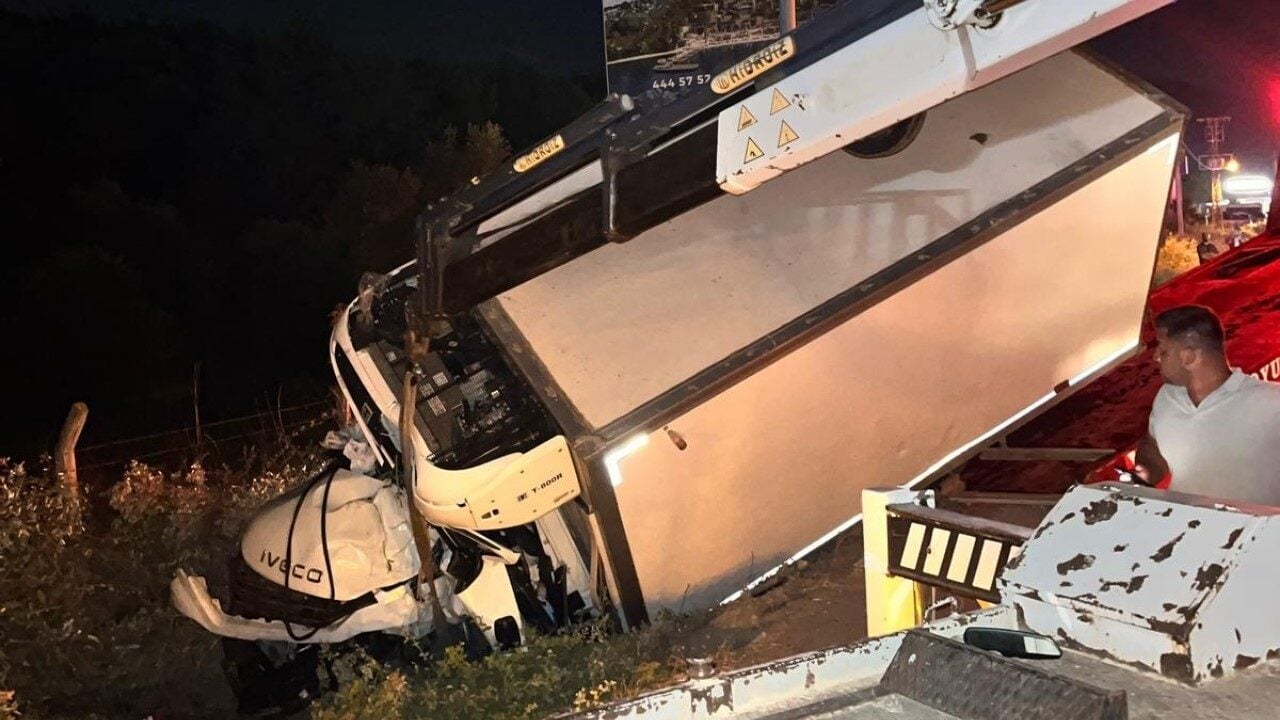 Muğla'nın Milas ilçesinde Aydın Öz'ün kullandığı kamyon devrildi, sürücü olay
