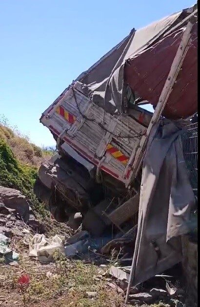 Muğla'nın Milas ilçesindeki Boğaziçi Mahallesi'nde bir kamyonun uçurumdan düşmesi sonucu