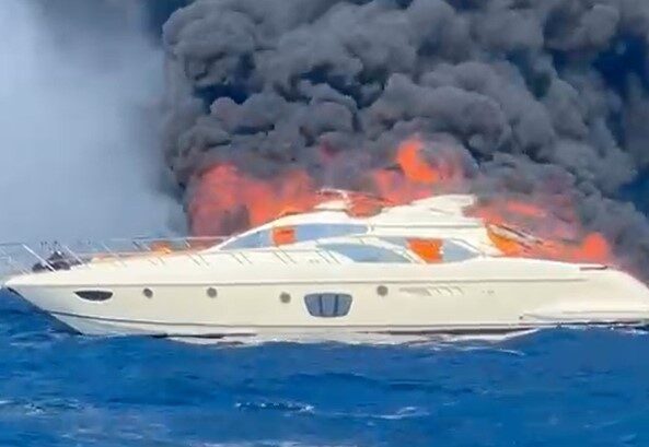 Muğla'nın Bodrum ilçesinde demirli 'Melinay' isimli lüks yat, nedeni henüz
