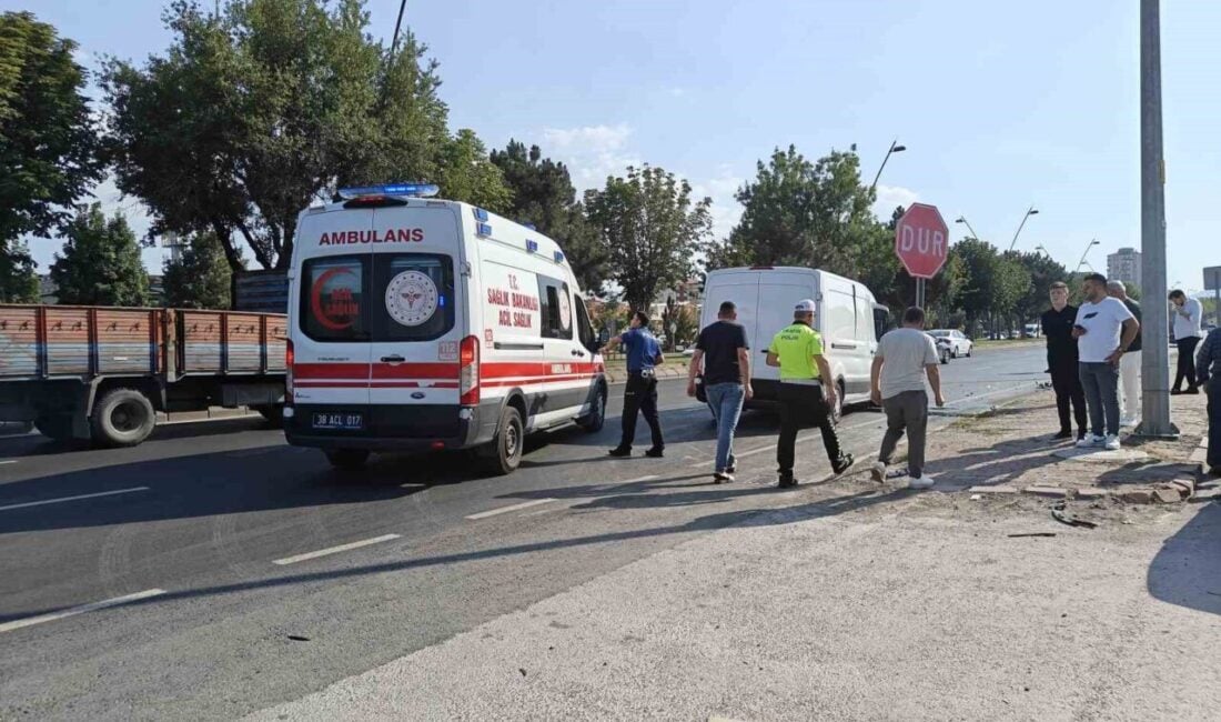Kayseri'nin Kocasinan ilçesinde bir minibüs, kamyona arkadan çarparak kaza yaptı.