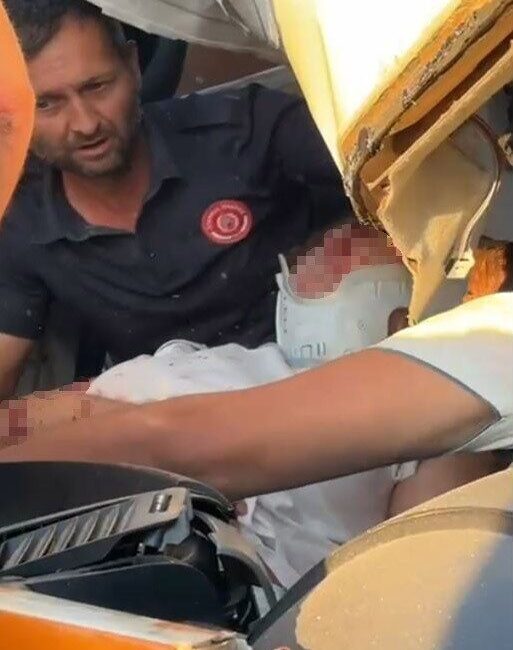 İstanbul Çatalca'da Bulgaristan plakalı bir minibüs, park halindeki tıra çarparak