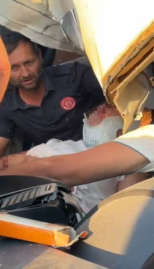 İstanbul Çatalca'da Bulgaristan plakalı bir minibüs, park halindeki tıra çarparak