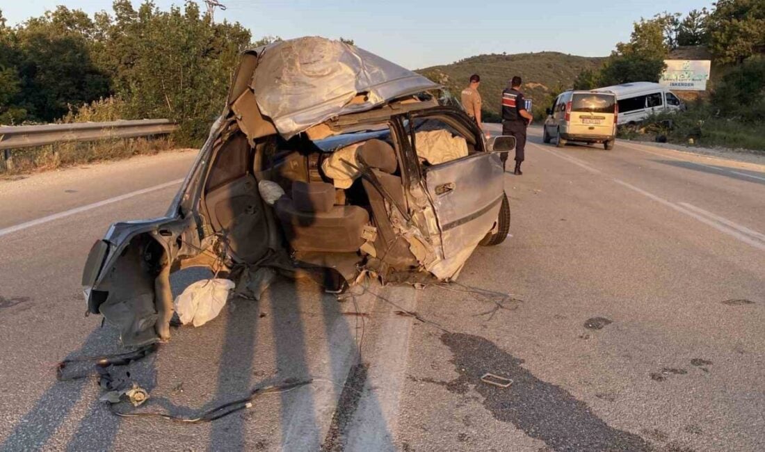 Çorum’da bir yolcu minibüsü ile otomobilin çarpışması sonucu meydana gelen