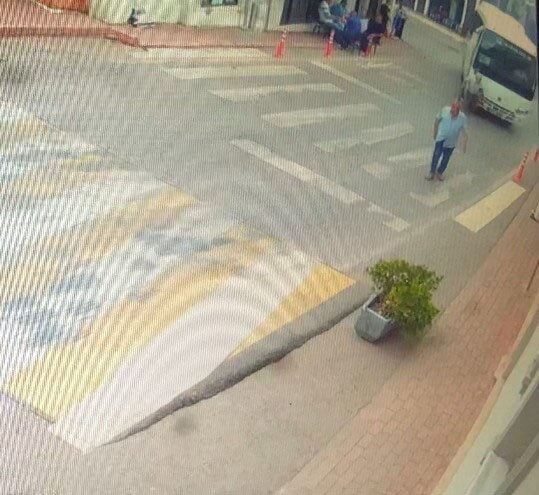 Kocaeli’nin İzmit ilçesinde, seyir halindeki bir servis minibüsü 78 yaşındaki