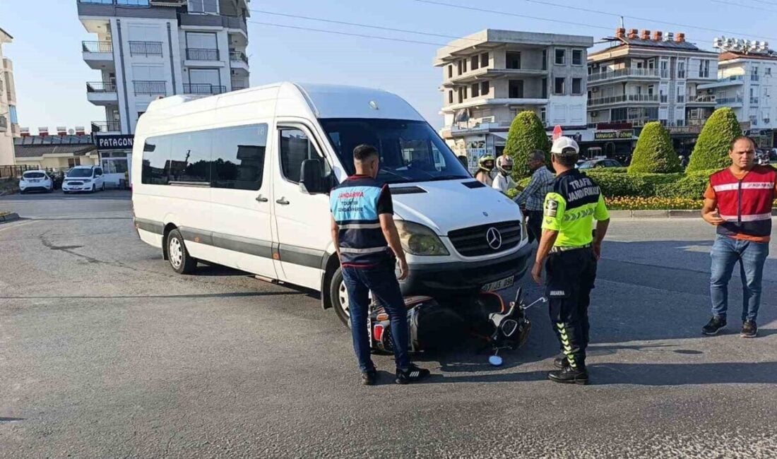 Antalya'nın Manavgat ilçesinde bir minibüs ile elektrikli bisikletin çarpışması sonucu