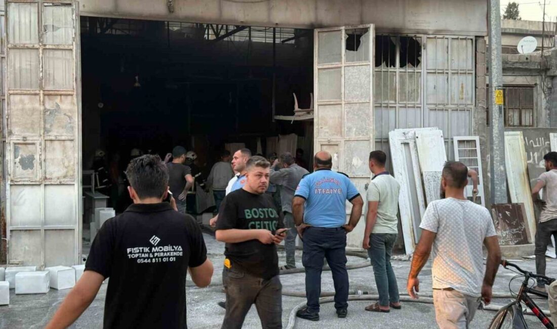 Gaziantep'in Nizip ilçesindeki bir mobilya dükkanında yangın çıktı. Yangın, itfaiye