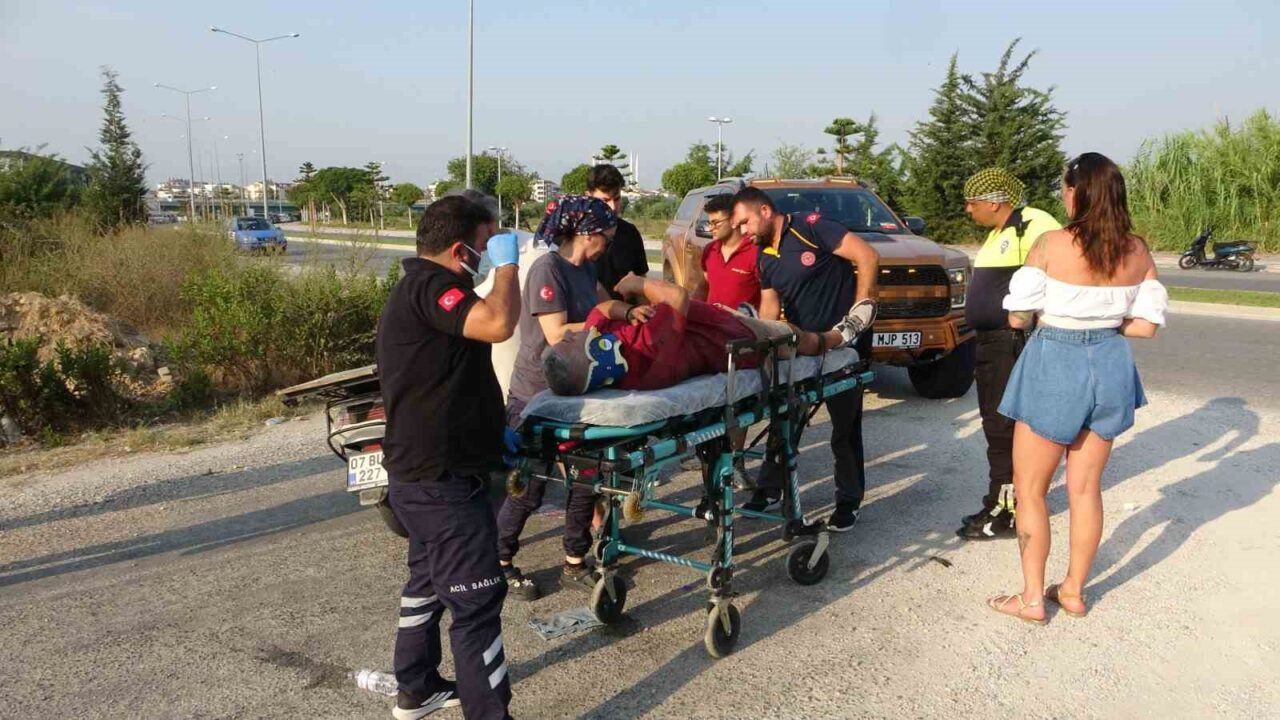 Antalya'nın Manavgat ilçesinde, Serdar A. yönetimindeki motosiklet, Tetiana Y.'nin kullandığı