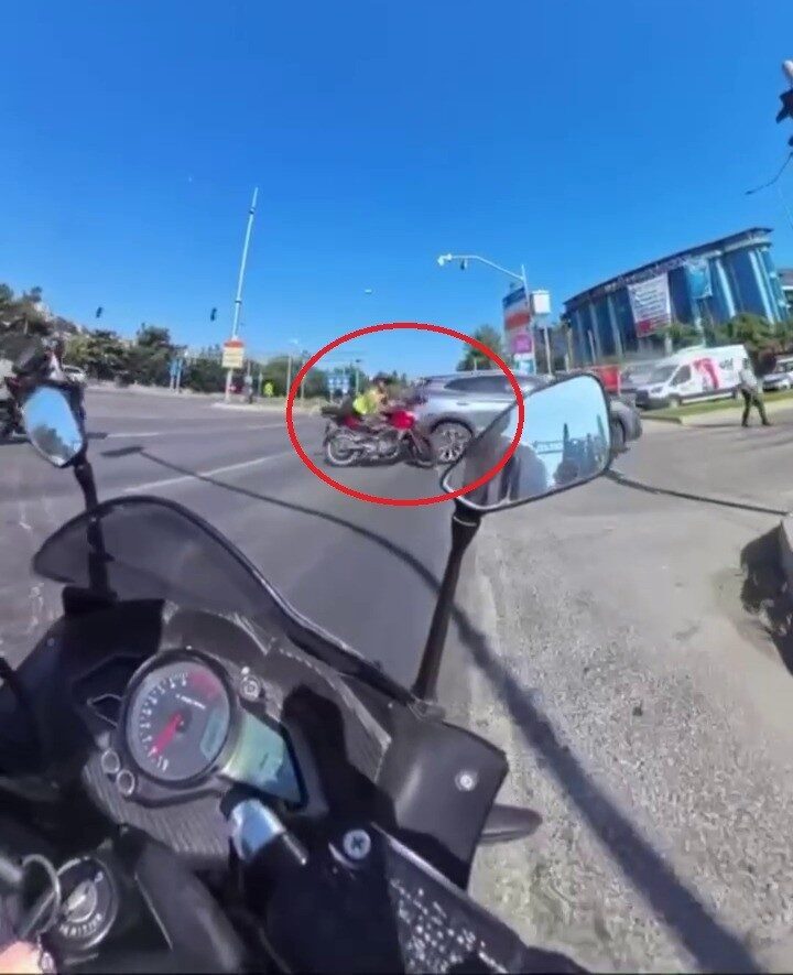 Samsun'un Atakum ilçesinde bir motosiklet, ışık ihlali yapan bir SUV'a
