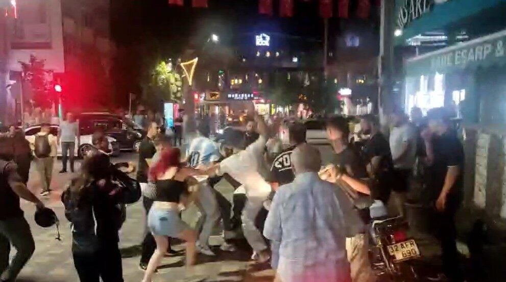 Isparta'nın Pirimehmet Mahallesi'nde motosiklet sürücüsü ile yaya arasında oluşan tartışma