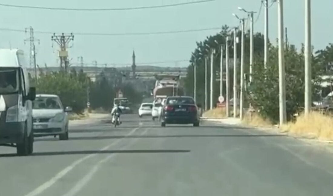 Şanlıurfa'nın Suruç ilçesinde bir motosiklet sürücüsü, Aligör Mahallesi'nde tehlikeli bir