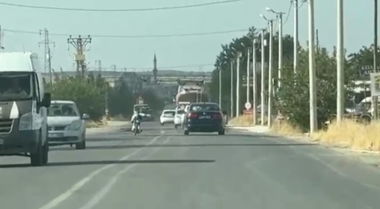 Şanlıurfa'nın Suruç ilçesinde bir motosiklet sürücüsü, Aligör Mahallesi'nde tehlikeli bir
