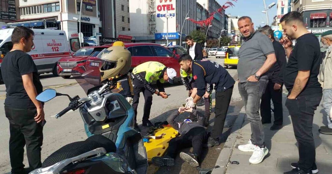 Erzurum'da, motosiklet sürücüsü S.C. önündeki taksiye çarpıp yola savruldu. İlk
