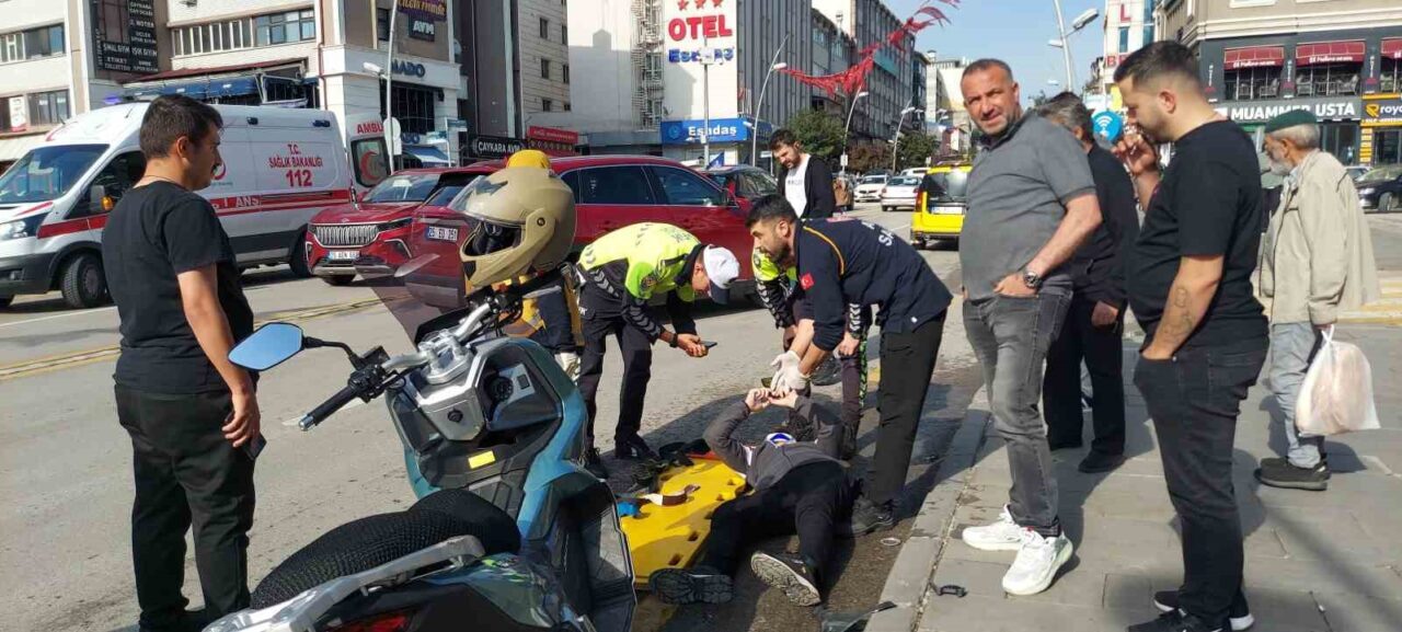 Erzurum'da, motosiklet sürücüsü S.C. önündeki taksiye çarpıp yola savruldu. İlk