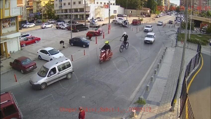 Denizli'de motosikletin arkasına bağlı bir bisikletle tehlikeli bir yolculuk yapan