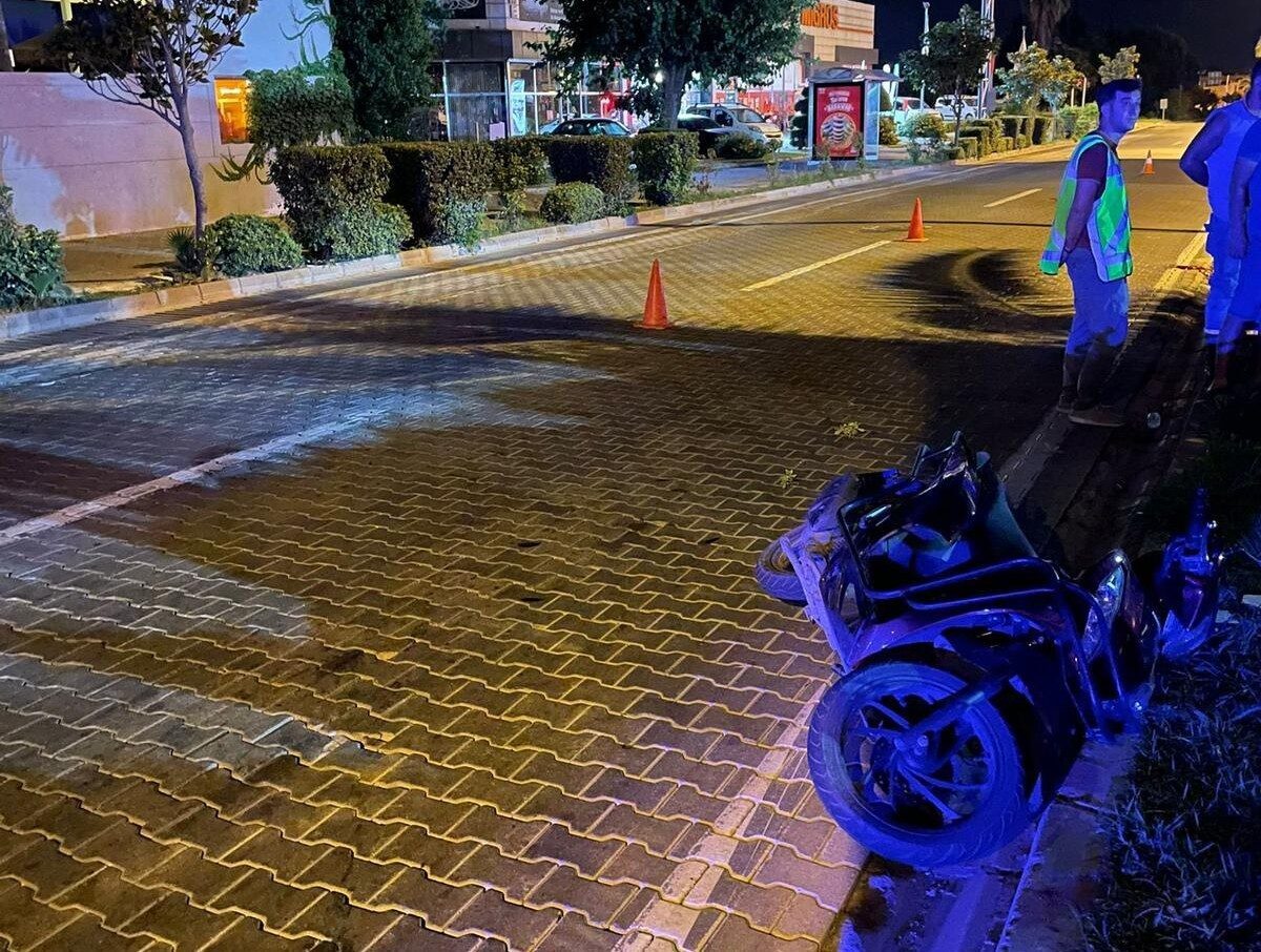 Muğla'nın Marmaris ilçesinde 17 yaşındaki Arda Kara, motosiklet kazasında yaralanarak