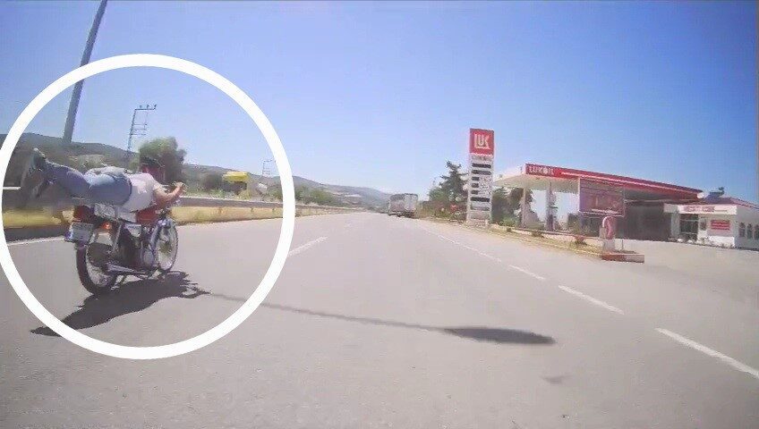 Samsun'un Yakakent ilçesinde motosikletle tehlikeli hareketler yapan sürücü, başka bir