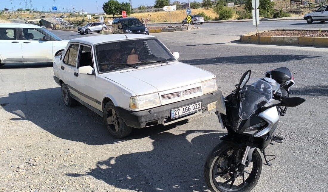 Adıyaman'da motosiklet ve otomobil çarpıştı. Faik B. yönetimindeki motosiklet, Sinan