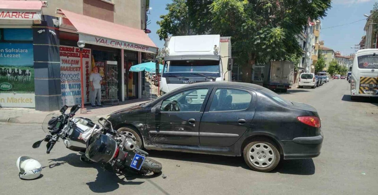 Eskişehir'in Tepebaşı ilçesinde bir otomobil, 'Dur' levhasını görmezden gelerek R.E.