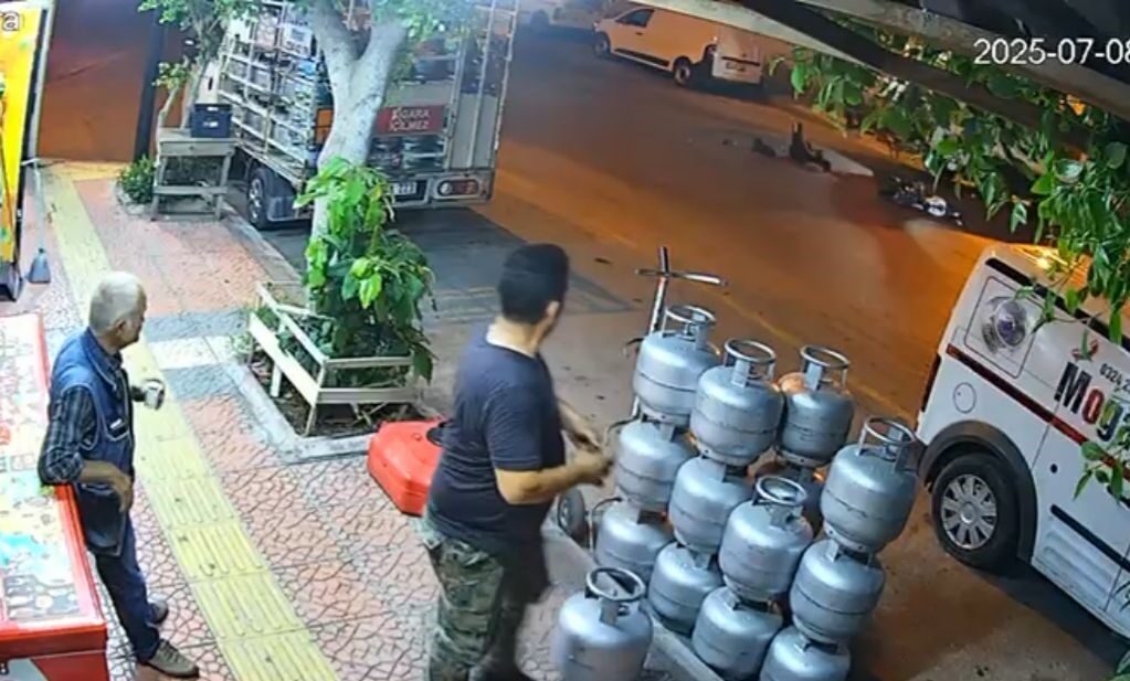 Mersin'de motosiklet kazaları kameraya yansıdı. İlk olayda, kadın sürücü minibüse