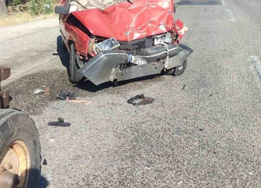 Muğla'nın Menteşe ilçesinde, Yaraş Mahallesi yakınlarında otomobil ile traktörün çarpışması