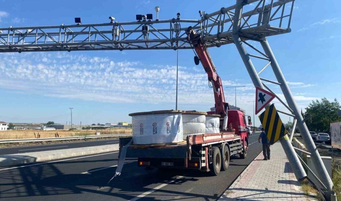 Tekirdağ'ın Muratlı ilçesinde bir kamyonun vinci, Atatürk Caddesi'ndeki otoyol plaka