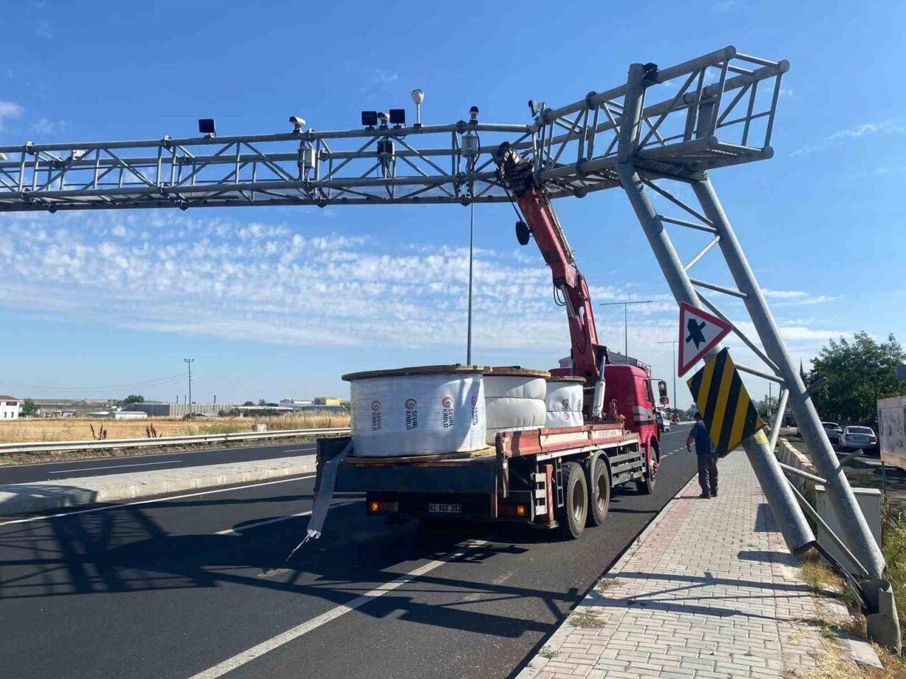 Tekirdağ'ın Muratlı ilçesinde bir kamyonun vinci, Atatürk Caddesi'ndeki otoyol plaka