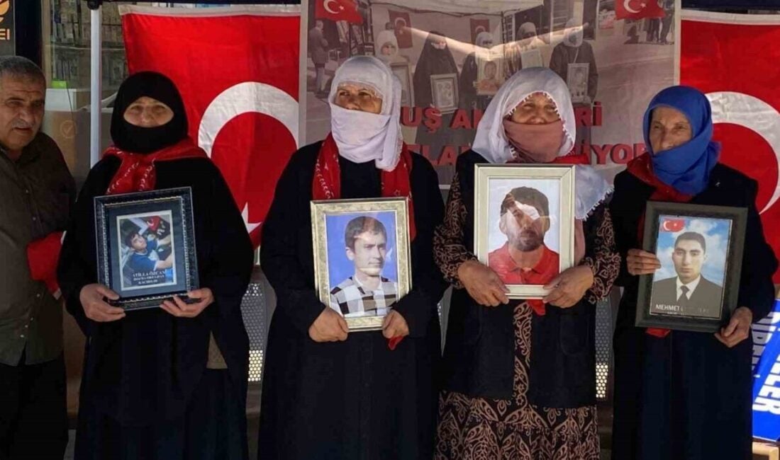 Muş'ta PKK tarafından kaçırılan çocukların aileleri, DEM Parti İl Başkanlığı