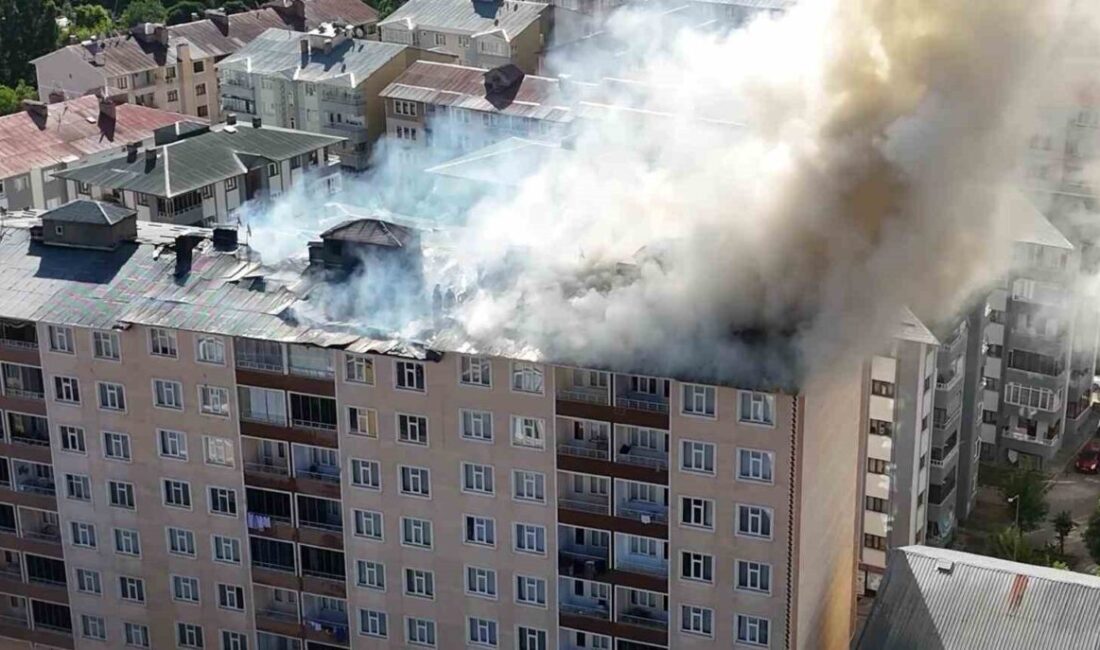 Muş'ta Eski Erzurum Caddesi'ndeki 9 katlı binanın çatısında çıkan yangın,