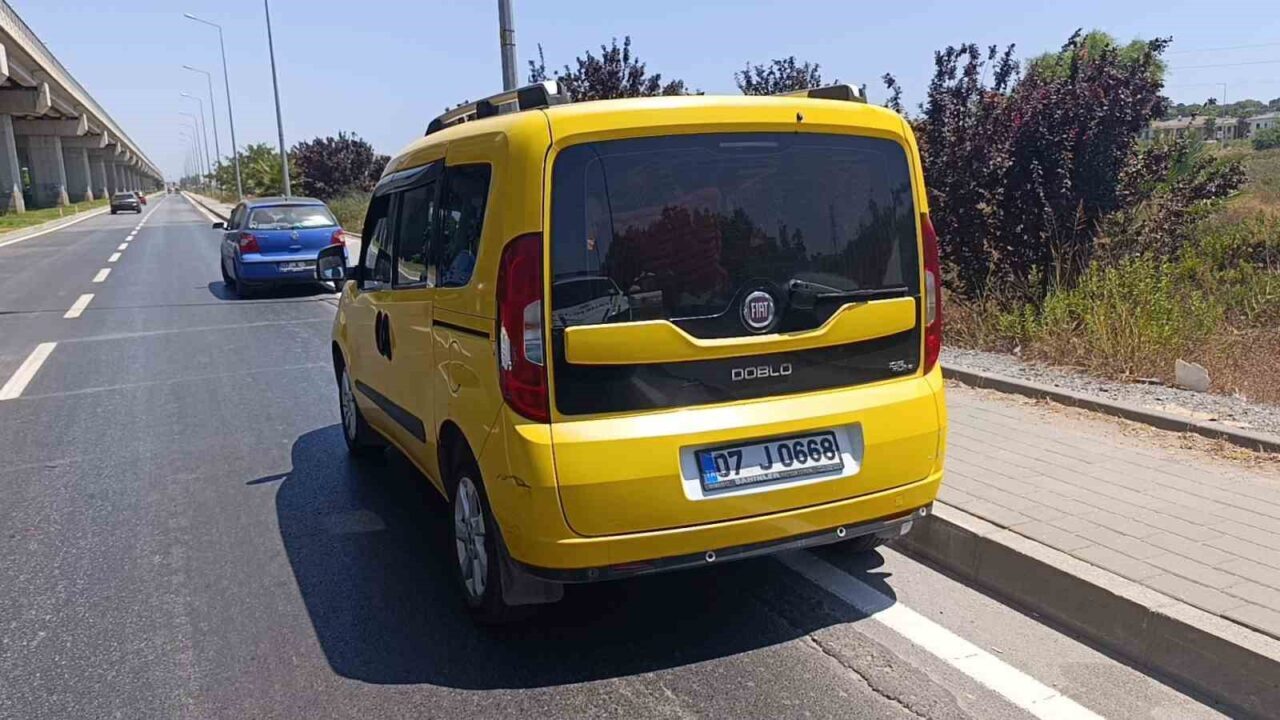 Antalya’nın Manavgat ilçesinde berk M. yönetimindeki motosiklet, yol kenarındaki turisti