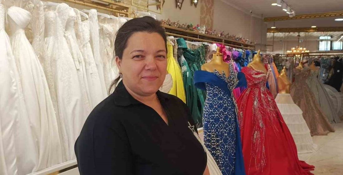 Bursa'da modacı Filiz Çekil, geri aldığı gelinlik ve abiyeleri kiralayarak