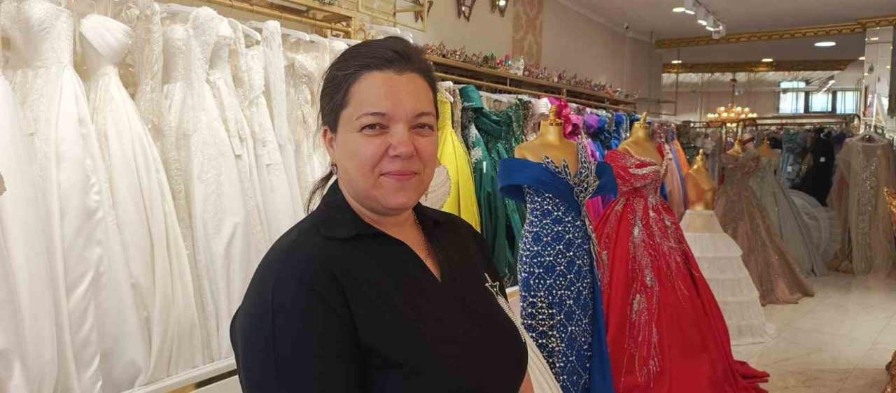 Bursa'da modacı Filiz Çekil, geri aldığı gelinlik ve abiyeleri kiralayarak
